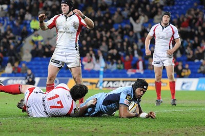 26.03.10 - Cardiff Blues v Ulster - Magners League - Blues' Maama Molitika dives in to score try. 