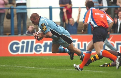 300906 - Cardiff Blues v London Wasps - EDF Energy Cup - Cardiff Arms Park - Cardiff Blues' Gethin Jenkins dives in for try 