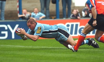 300906 - Cardiff Blues v London Wasps - EDF Energy Cup - Cardiff Arms Park - Cardiff Blues' Gethin Jenkins dives in for try 