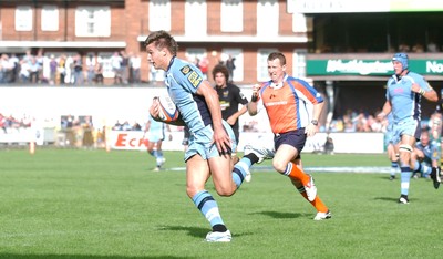 300906 - Cardiff Blues v London Wasps - EDF Energy Cup - Cardiff Arms Park - Cardiff Blues' Chris Czekaj runs in for try 