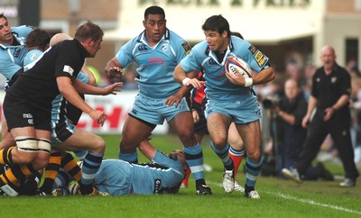 300906 - Cardiff Blues v London Wasps - EDF Energy Cup - Cardiff Arms Park - Blues' Mike Phillips gets into space 