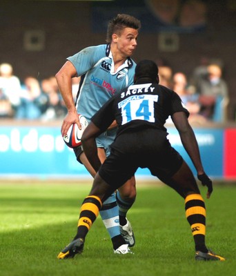 300906 - Cardiff Blues v London Wasps - EDF Energy Cup - Cardiff Arms Park - Blues' Chris Czekaj takes Paul Sackey 