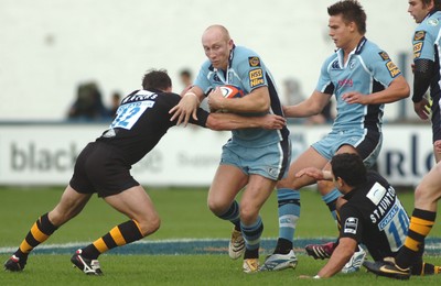 300906 - Cardiff Blues v London Wasps - EDF Energy Cup - Cardiff Arms Park - Cardiff Blues' Tom Shanklin takes on Fraser Waters(rt) and Jeremy Staunton 