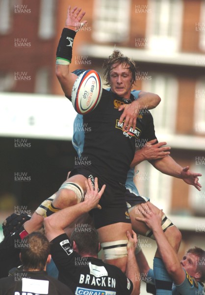 300906 - Cardiff Blues v London Wasps - EDF Energy Cup - Cardiff Arms Park - Wasp's Martin Purdy wins lineout ball 