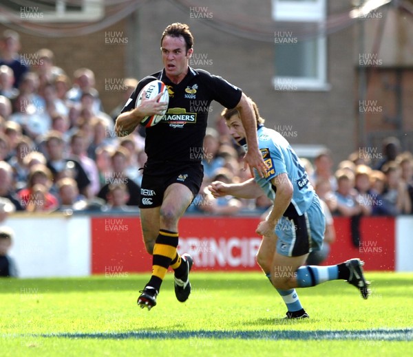 300906  Cardiff Blues v Wasps   Wasps Fraser Waters leaves Ben Blair behind  