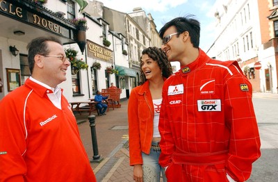 020703 - Kyoni! Ho Gaya Na Pyar (Love Has Finally Happened) Filming - (L-R) Neath resident Tony McGetrick chats to Bollywood film stars Aishwarya Rai and Vivek Oberoi in Neath Town centre