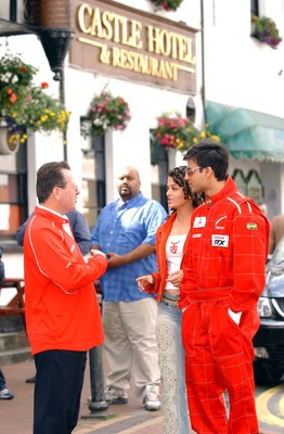 020703 - Kyoni! Ho Gaya Na Pyar (Love Has Finally Happened) Filming - (L-R) Neath resident Tony McGetrick chats to Bollywood film stars Aishwarya Rai and Vivek Oberoi in Neath Town centre