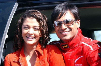 020703 - Kyoni! Ho Gaya Na Pyar (Love Has Finally Happened) Filming - Bollywood film stars Aishwarya Rai (left) and Vivek Oberoi