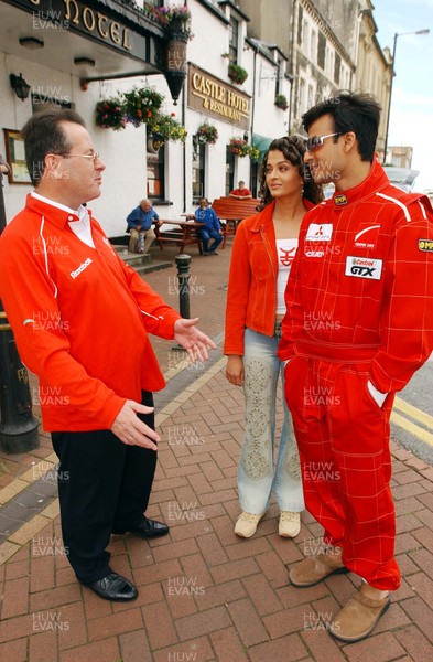 020703 - Kyoni! Ho Gaya Na Pyar (Love Has Finally Happened) Filming - (L-R) Neath resident Tony McGetrick chats to Bollywood film stars Aishwarya Rai and Vivek Oberoi in Neath Town centre