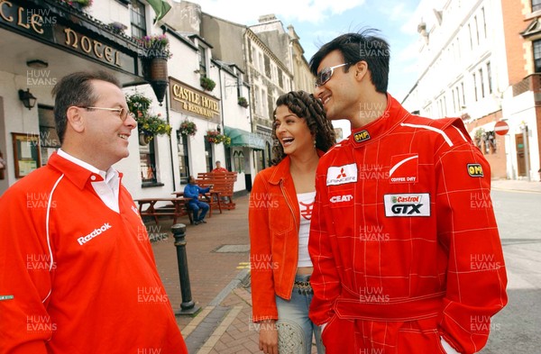 020703 - Kyoni! Ho Gaya Na Pyar (Love Has Finally Happened) Filming - (L-R) Neath resident Tony McGetrick chats to Bollywood film stars Aishwarya Rai and Vivek Oberoi in Neath Town centre