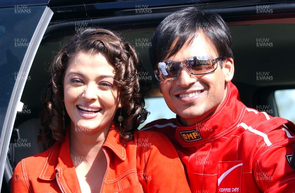 020703 - Kyoni! Ho Gaya Na Pyar (Love Has Finally Happened) Filming - Bollywood film stars Aishwarya Rai (left) and Vivek Oberoi