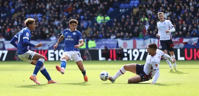 251025 - Bolton Wanderers v Cardiff City - Sky Bet League 1 - Omari Kellyman of Cardiff and Alex Robertson of Cardiff try to get the ball from Xavier Simons of Bolton