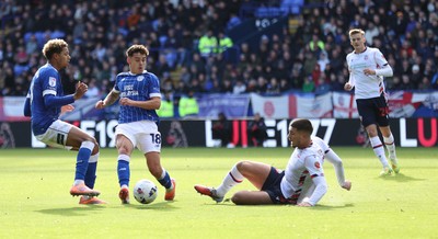 251025 - Bolton Wanderers v Cardiff City - Sky Bet League 1 - Omari Kellyman of Cardiff and Alex Robertson of Cardiff try to get the ball from Xavier Simons of Bolton