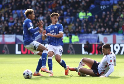 251025 - Bolton Wanderers v Cardiff City - Sky Bet League 1 - Omari Kellyman of Cardiff and Alex Robertson of Cardiff try to get the ball from Xavier Simons of Bolton