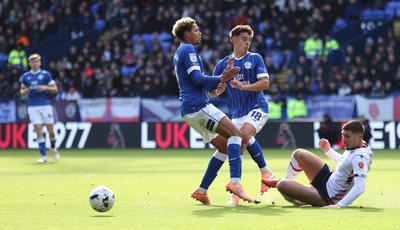 251025 - Bolton Wanderers v Cardiff City - Sky Bet League 1 - Omari Kellyman of Cardiff and Alex Robertson of Cardiff try to get the ball from Xavier Simons of Bolton but end up colliding with each other