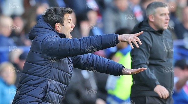 251025 - Bolton Wanderers v Cardiff City - Sky Bet League 1 - Agitated Manager Brian Barry-Murphy of Cardiff