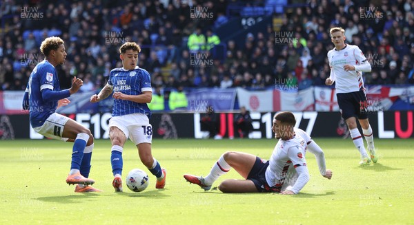 251025 - Bolton Wanderers v Cardiff City - Sky Bet League 1 - Omari Kellyman of Cardiff and Alex Robertson of Cardiff try to get the ball from Xavier Simons of Bolton