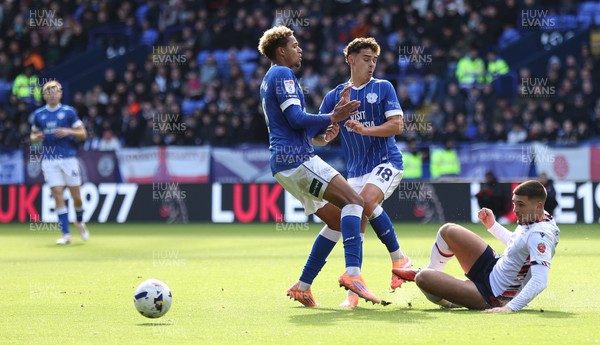 251025 - Bolton Wanderers v Cardiff City - Sky Bet League 1 - Omari Kellyman of Cardiff and Alex Robertson of Cardiff try to get the ball from Xavier Simons of Bolton but end up colliding with each other