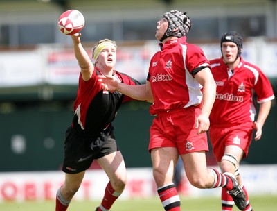 19.05.07 - Bonymaen Youth v Pontypool United Youth, WRU National Youth League Play off Final, Newport Pontypool Uniteds Ethan Matthews and Bonymaens James Bija contest the ball 