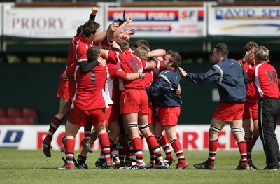 19.05.07 - Bonymaen Youth v Pontypool United Youth, WRU National Youth League Play off Final, Newport Pontypool United players celebrate as the final whistle blows 