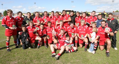 19.05.07 - Bonymaen Youth v Pontypool United Youth, WRU National Youth League Play off Final, Newport Pontypool United celebrate their win 