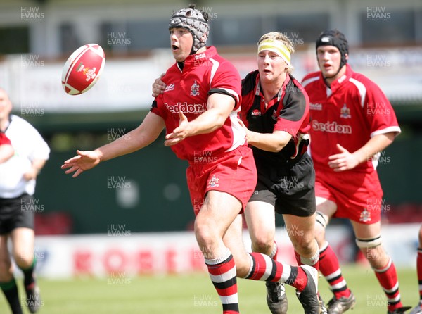 19.05.07 - Bonymaen Youth v Pontypool United Youth, WRU National Youth League Play off Final, Newport Pontypool Uniteds Ethan Matthews and Bonymaens James Bija contest the ball 