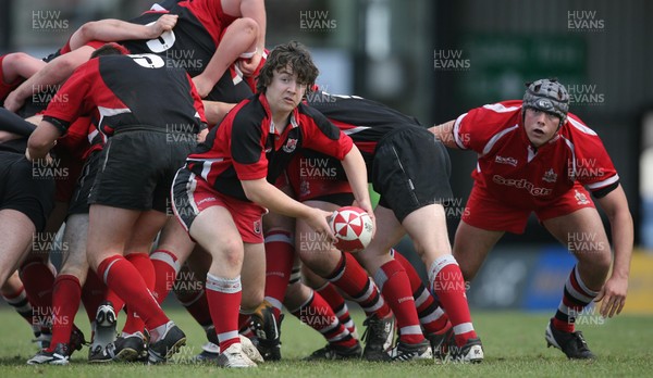 19.05.07 - Bonymaen Youth v Pontypool United Youth, WRU National Youth League Play off Final, Newport Bonymaens Gareth Tregembo looks to feed the ball out 