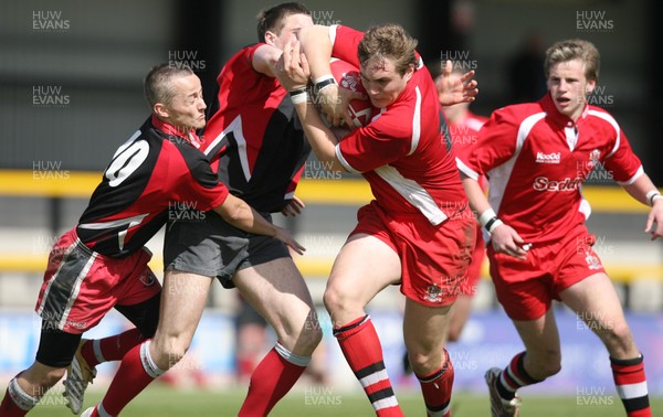 19.05.07 - Bonymaen Youth v Pontypool United Youth, WRU National Youth League Play off Final, Newport Pontypool United's Gill Dudson charges at the Bonymaen defence 