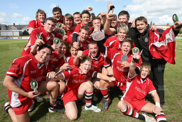 19.05.07 - Bonymaen Youth v Pontypool United Youth, WRU National Youth League Play off Final, Newport Pontypool United celebrate their win 