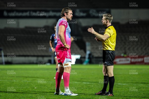 191220 - Bordeaux-Begles v Dragons - Heineken Champions Cup - Lewis Evans of Dragons and Referee Cristophe Ridley
