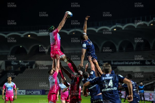 191220 - Bordeaux-Begles v Dragons - Heineken Champions Cup - Joe Maksymiw of Dragons and Cameron Woki of Bordeaux comets for a line out