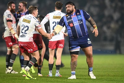 131225 - Bordeaux-Begles v Scarlets - Investec Champions Cup - Sam Costelow of Scarlets shakes hands with Benjamin Tameifuna of UBB after the match