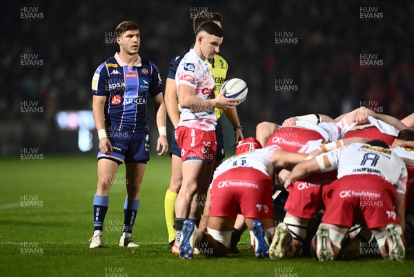 131225 - Bordeaux-Begles v Scarlets - Investec Champions Cup - Martin Page-Relo of UBB and Dane Blacker of Scarlets at a scrum