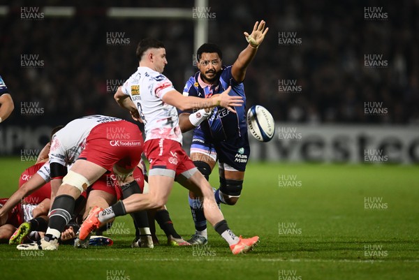 131225 - Bordeaux-Begles v Scarlets - Investec Champions Cup - Boris Palu of UBB tries to charge down the kick of Dane Blacker of Scarlets