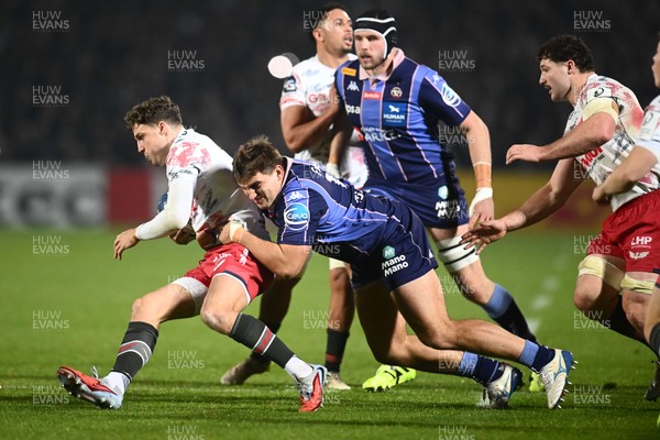 131225 - Bordeaux-Begles v Scarlets - Investec Champions Cup - Jac Davies of Scarlets is tackled by Matis Perchaud of UBB
