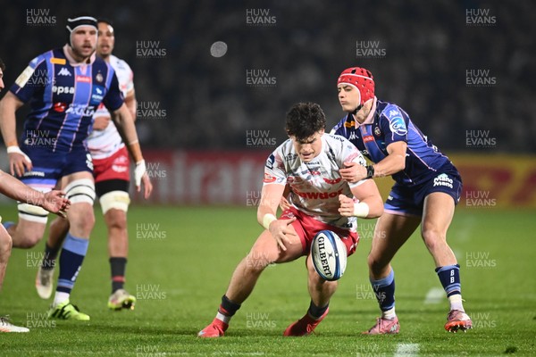 131225 - Bordeaux-Begles v Scarlets - Investec Champions Cup - Eddie James of Scarlets and Louis Bielle-Biarrey of UBB compete