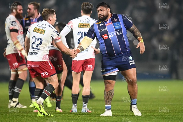 131225 - Bordeaux-Begles v Scarlets - Investec Champions Cup - Sam Costelow of Scarlets shakes hands with Benjamin Tameifuna of UBB after the match
