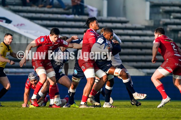 160122 - Bordeaux-Begles v Scarlets - Heineken Champions Cup - Cameron Woki of Bordeaux is tackled by Sam Lousi of Scarlets