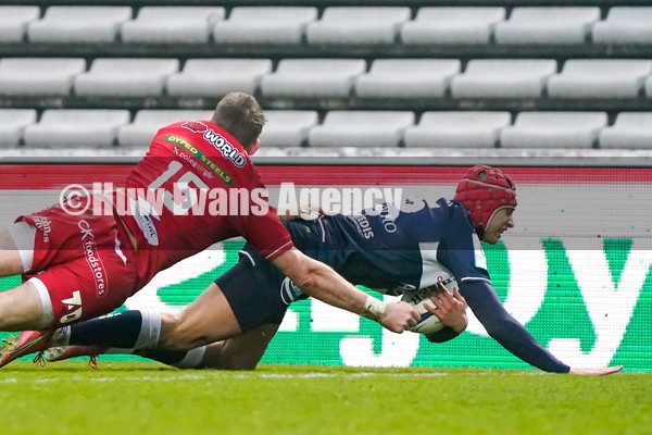 160122 - Bordeaux-Begles v Scarlets - Heineken Champions Cup - Louis Bielle Biarrey of Bordeaux beats the tackle of Liam Williams to score a try