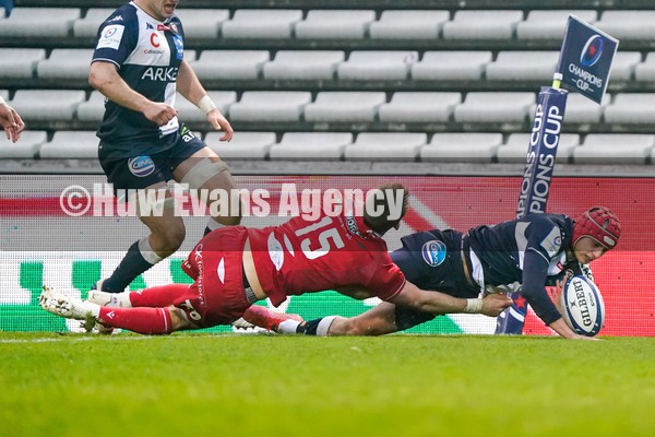 160122 - Bordeaux-Begles v Scarlets - Heineken Champions Cup - Louis Bielle Biarrey of Bordeaux beats the tackle of Liam Williams to score a try