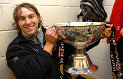 12.05.07 - Borders v Ospreys - Magners League - Ospreys Ryan Jones celebrates winning the Magners League 