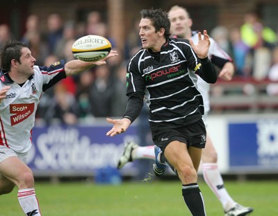 12.05.07...Border Reivers v Ospreys, Magners League Ospreys' James Hook releases the ball to set up Sonny Parkers try 