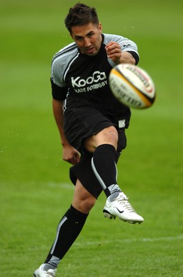 12.05.07 - Gavin Henson - Gavin Henson gets in some kicking practice prior to the match between Borders and Ospreys 