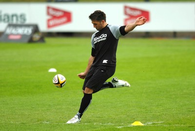 12.05.07 - Gavin Henson - Gavin Henson gets in some kicking practice prior to the match between Borders and Ospreys 