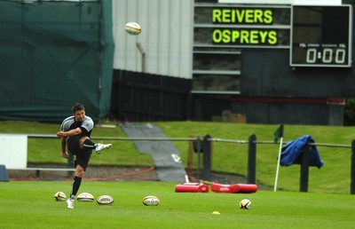 12.05.07 - Gavin Henson - Gavin Henson gets in some kicking practice prior to the match between Borders and Ospreys 