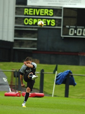 12.05.07 - Gavin Henson - Gavin Henson gets in some kicking practice prior to the match between Borders and Ospreys 