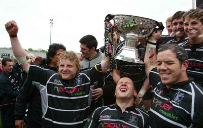 12.05.07...Border Reivers v Ospreys, Magners League Ospreys' celebrate with the Magners League trophy 