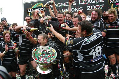 12.05.07...Border Reivers v Ospreys, Magners League Ospreys' celebrate with the Magners League trophy 