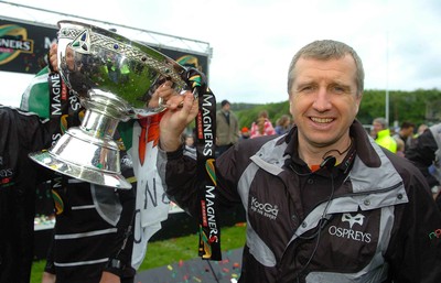 12.05.07...Border Reivers v Ospreys, Magners League Ospreys' Lyn Jones celebrates with the Magners League trophy 