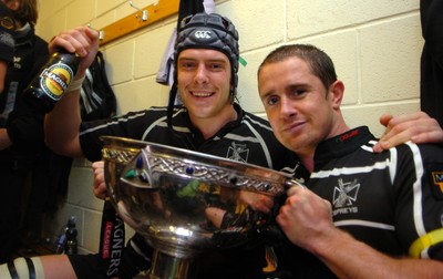 12.05.07 - Borders v Ospreys - Magners League - Ospreys Alun Wyn Jones(L) and Shane Williams celebrate winning the Magners League 